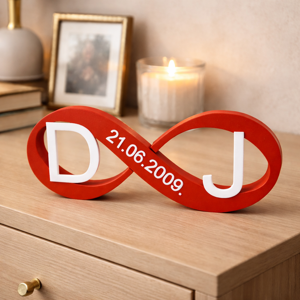 Infinity sa inicijalima i datumom